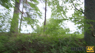 Рыжая Марина изменяет парню в лесу, пока тот пьяный храпит в палатке