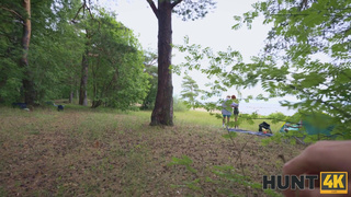 Рыжая Марина изменяет парню в лесу, пока тот пьяный храпит в палатке